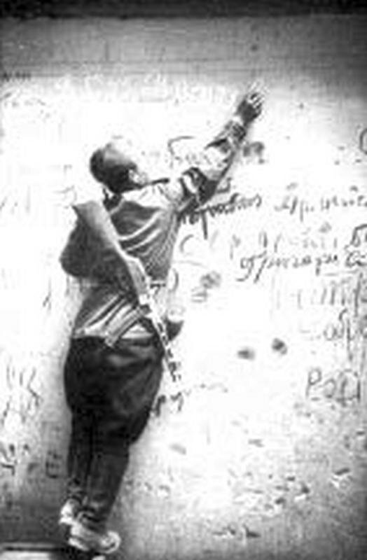 Богоборческий  режим долго выжидал, пока ослабеет и вымрет старшее верующее поколение,  одурманивая молодежь пропагандой безбожия. Он готовился к часу, когда  можно будет уничтожить Церковь при равнодушном молчании народа. В момент  объявления «безбожной пятилетки» богоборцам, несомненно, казалось, что  такой час настал.
