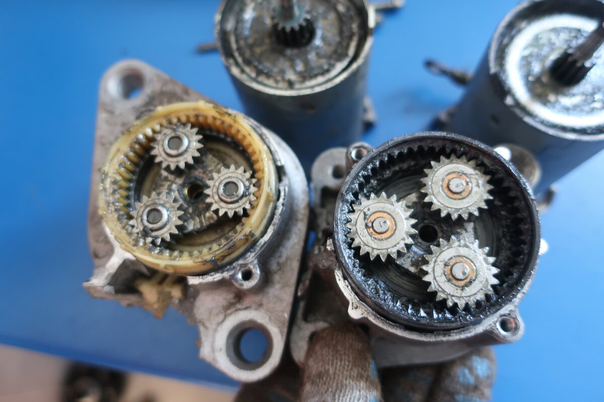 виз сзади: справа Lada, слева VAG