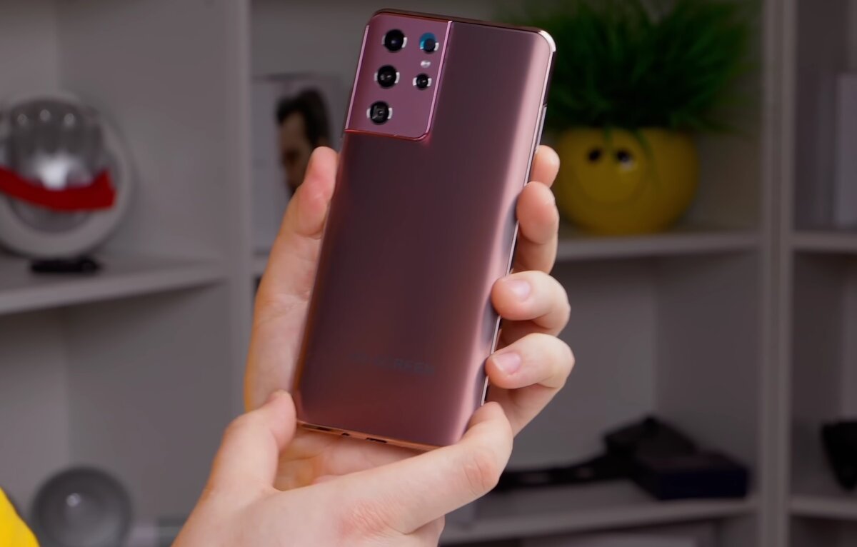 Это подделка Samsung Galaxy S21 Ultra, и таких смартфонов много на AliExpress. Источник: YouTube-канал РасПаковка ДваПаковка