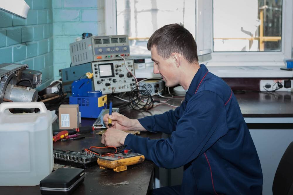 Мой стаж работы позволяет мне получать стабильную зарплату, оплачивать квартиру ребенку и покупать недорогие продукты. 