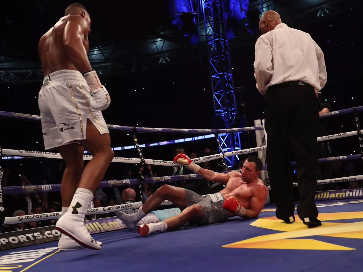 В 2017-ом году Энтони Джошуа побеждает Владимира Кличко техническим нокаутом в 11-ом раунде