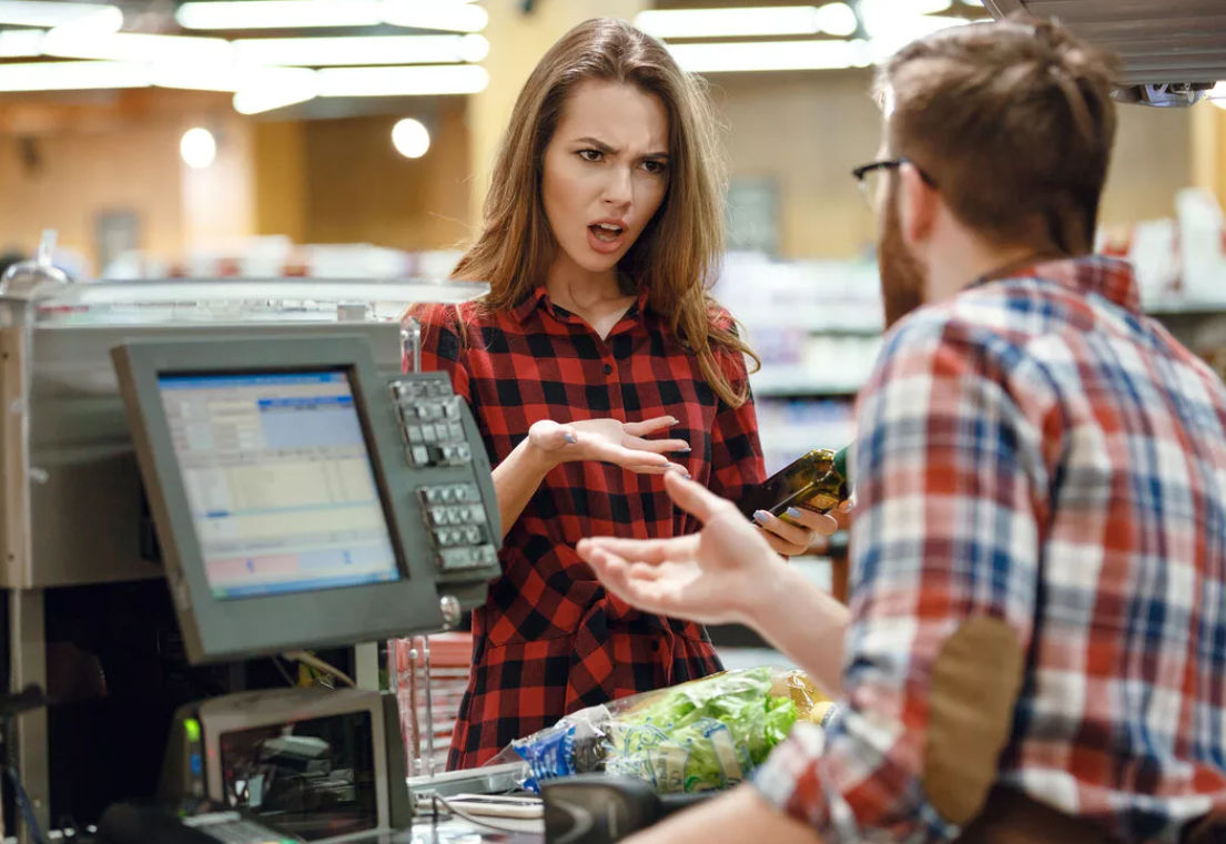 Нечестный бизнесмен. Продавец обманывает покупателя. Обманутые продавцы. Обманутый человек. Нечестный бизнесмен.