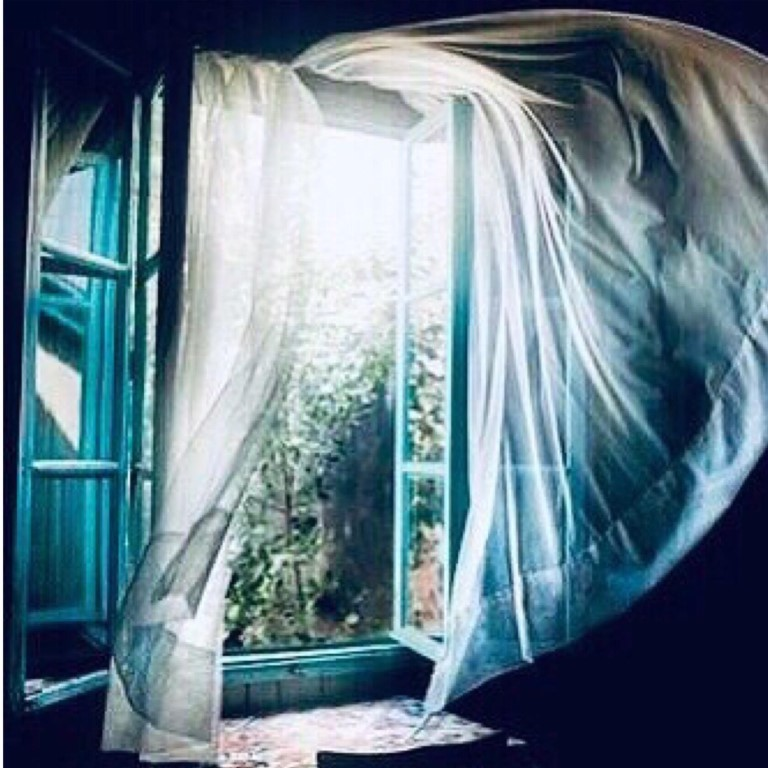 Открой в полном окне. Окно занавеска ветер. Развивающаяся штора на окне. Открытое окно с занавесками. Занавеска на ветру.