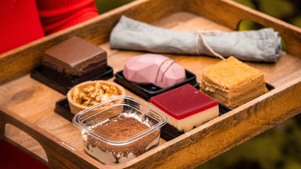 Все веганские десерты от «Грин Кейк» приготовлены из натуральных растительных ингредиентов и не содержат глютена, яиц, молока, животных жиров, мёда, красителей, консервантов, стабилизаторов и усилителей вкуса. В основе — кешью, кокосовое молоко и масло, ягодные и фруктовые натуральные пюре, агар-агар. Сладость пирожным придают растительные сиропы, которые являются заменителем сахара. При приготовлении веганских пирожных используют рисовую, кукурузную и полбяную муку, а также муку из зелёной гречки