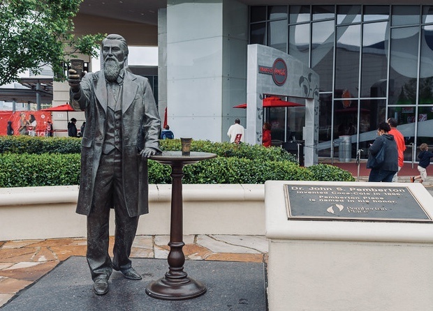 У входа в музей стоит памятник создателю напитка — доктор Джон С.Пембертон