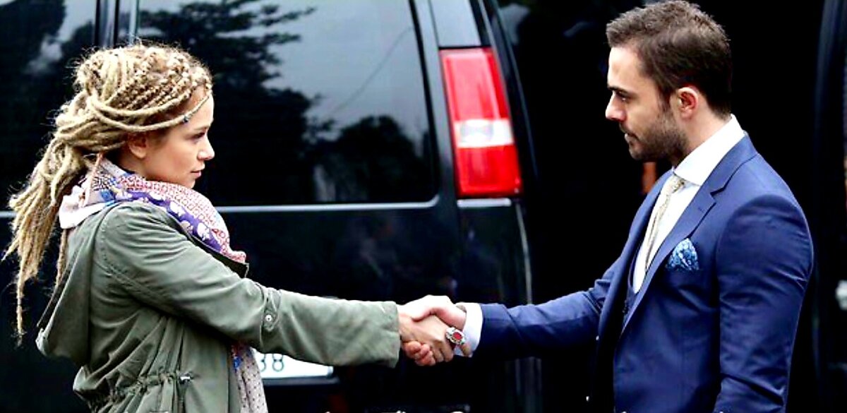 Бусе Арслан исполняет роль Пери,  Эрен Хаджисалихоглу в роли Феррита