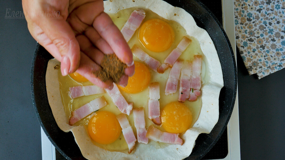 Лаваши с яйцами, сыром, помидорками и беконом. Готовый результат на следующем фото. 