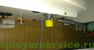 Утечка в газовом клапане. Чтобы проверить работоспособность газового клапана, требуется закрыть газовый кран перед котлом и через минуту проверить газовым манометром давление газа на входном штуцере.Оно должно быть от 130 до 250 мм водяного столба.