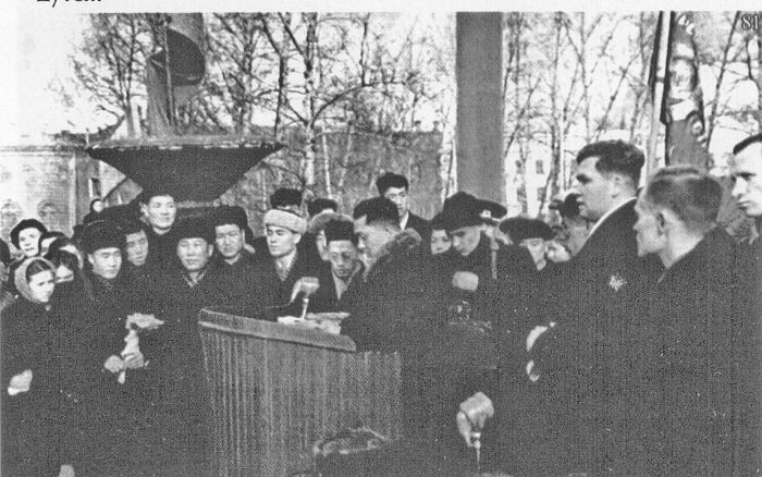 Читинцы встречают первую делегацию трудящихся КНР, прибывшую в Забайкалье по линии Общества советско-китайской дружбы. 