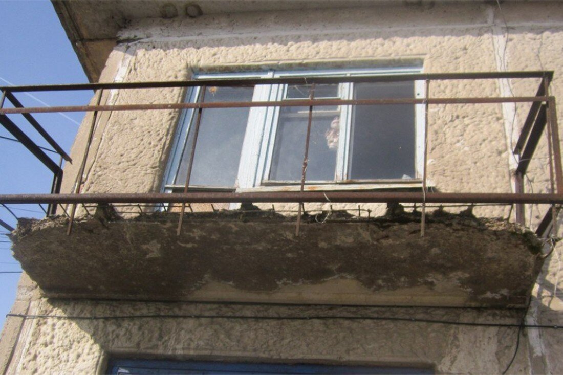 Разрушение балкона вследствие попеременного замораживания и оттаивания