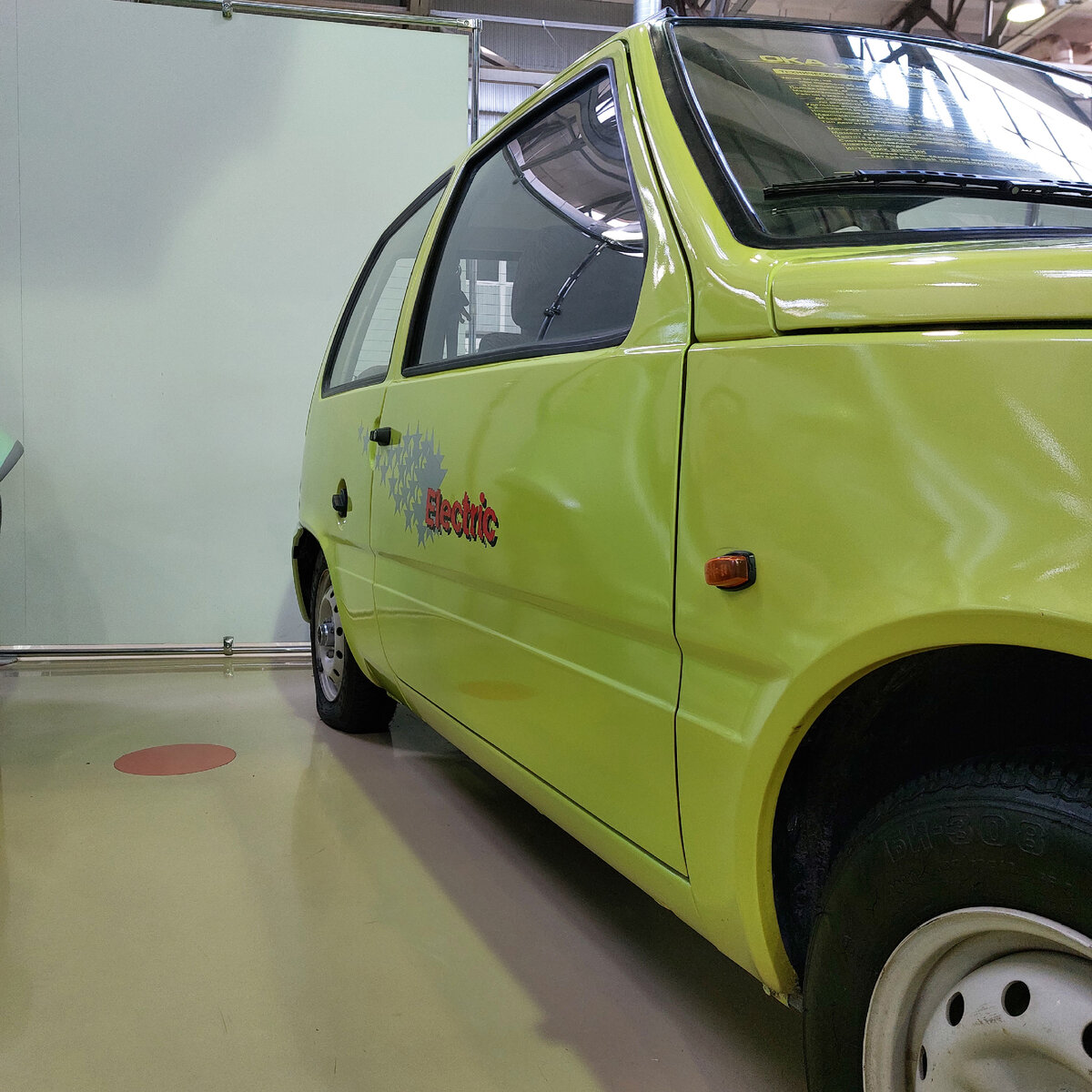 На бортах автомобиля присутствую наклейки "Electric"