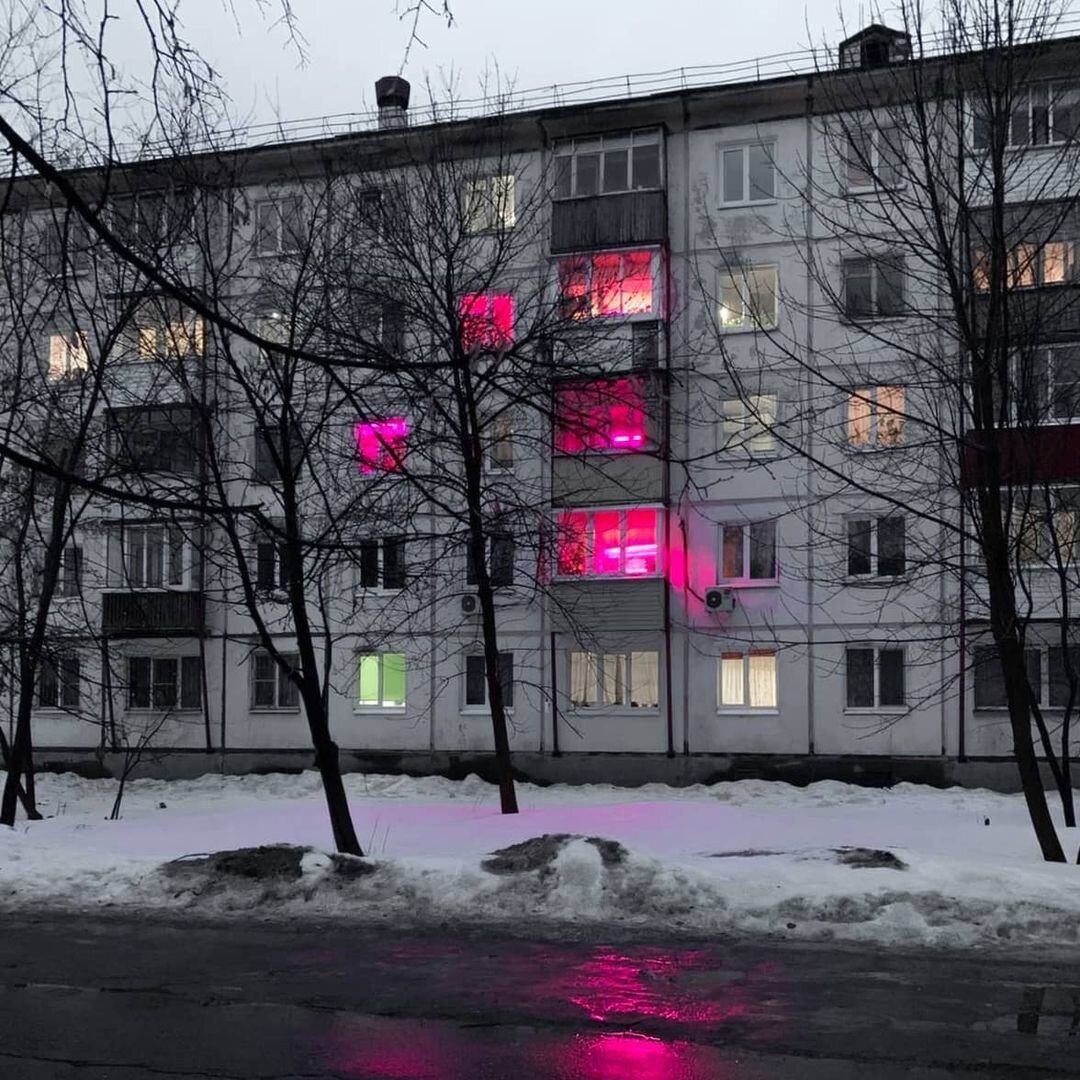 Розовый свет в окнах жилых домов. Фиолетовые лампы в окнах. Фонари розовые в окнах. Розовая лампочка в окне. Розовый свет в окнах жилых