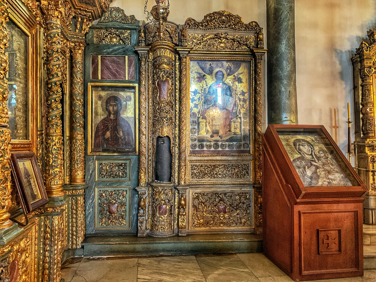 Χτισμένο στον τοίχο είναι μέρος μιας κολόνας μαστίγωσης με ένα διατηρημένο τμήμα του δακτυλίου στο οποίο ήταν δεμένος ο Ιησούς.  Φωτογραφία του συγγραφέα.  Κάντε κύλιση στη συλλογή για να δείτε περισσότερα