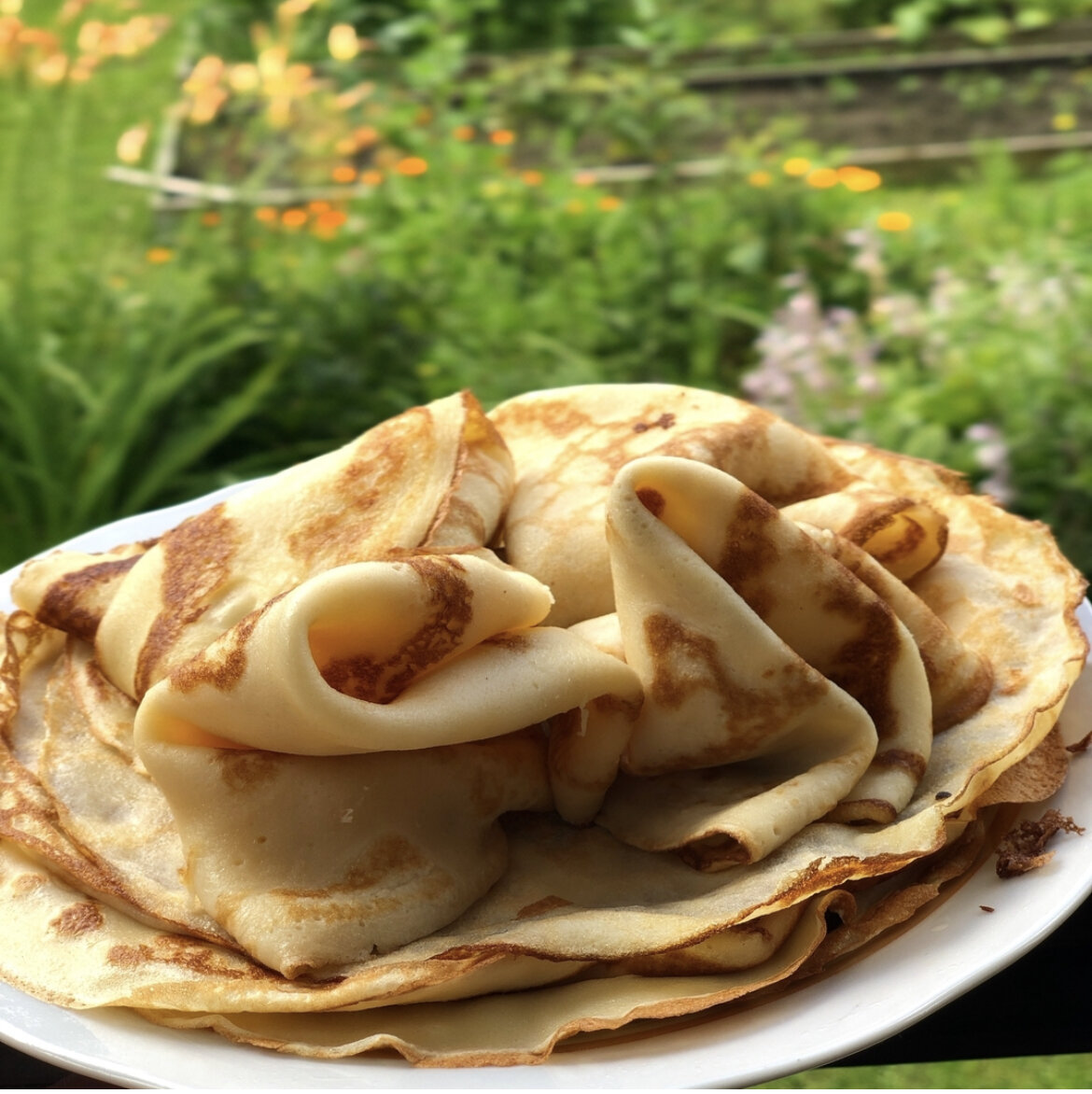 Эти блинчики хороши тем, что легко готовятся 