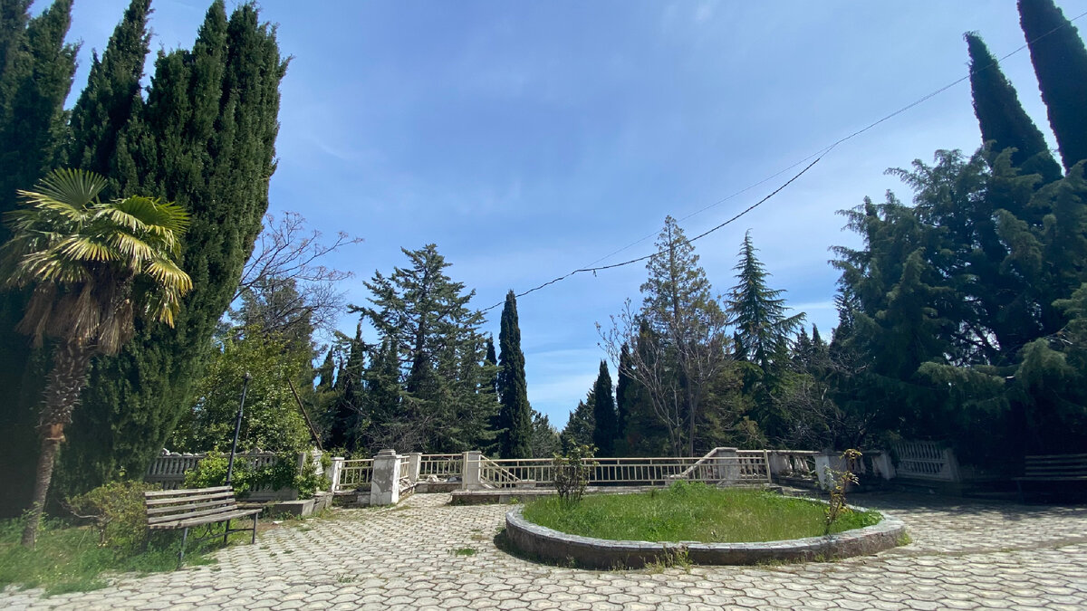 Площадка перед домом учёного Кёппена П.И. в парке имения «Карабах». Лето 2020 года. 