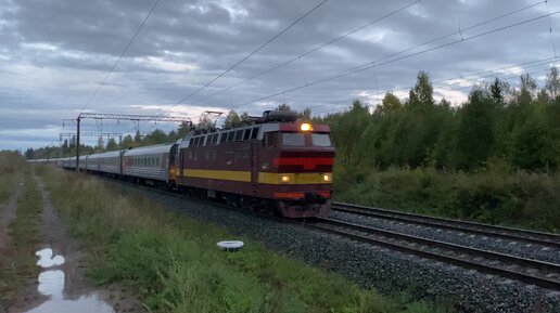 Электровоз ЧС4Т с пассажирским поездом дождливым вечером, перегон Оричи - Шалегово, Горьковской железной дороги