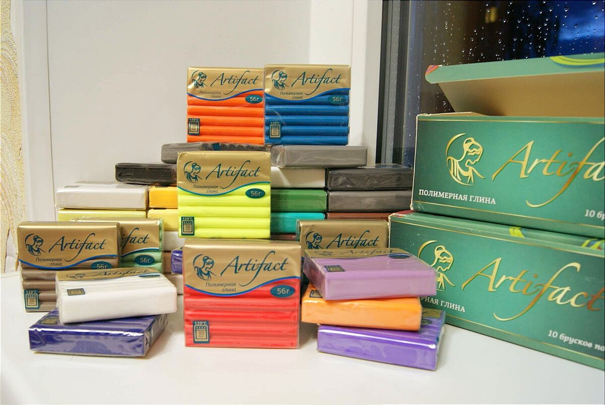 Глина ТМ "Артефакт" производится в России. Сейчас это один из самых доступных материалов, в том числе и по цене. Рекомендую начать знакомство с полимерной глины с этой марки, т.к. стоит она демократично, а качество "Артефакт" вполне неплохое.