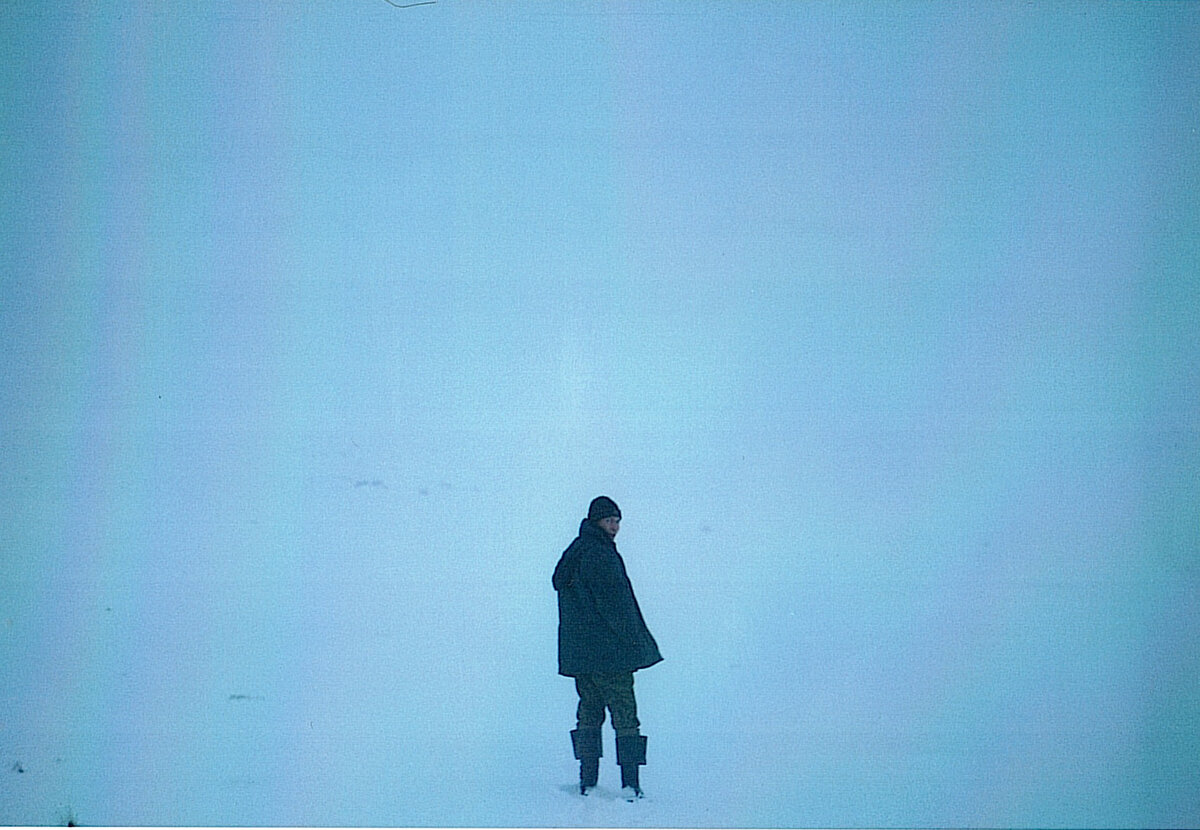 Человек в телогрейке. Вы что-то видите в белой пустоте впереди? Я нет. И Газинур также не видел, поэтому мы и стояли, ждали ночи. В темноте контуры дороги хоть как-то видно. А если ехать днем - чистое самоубийство