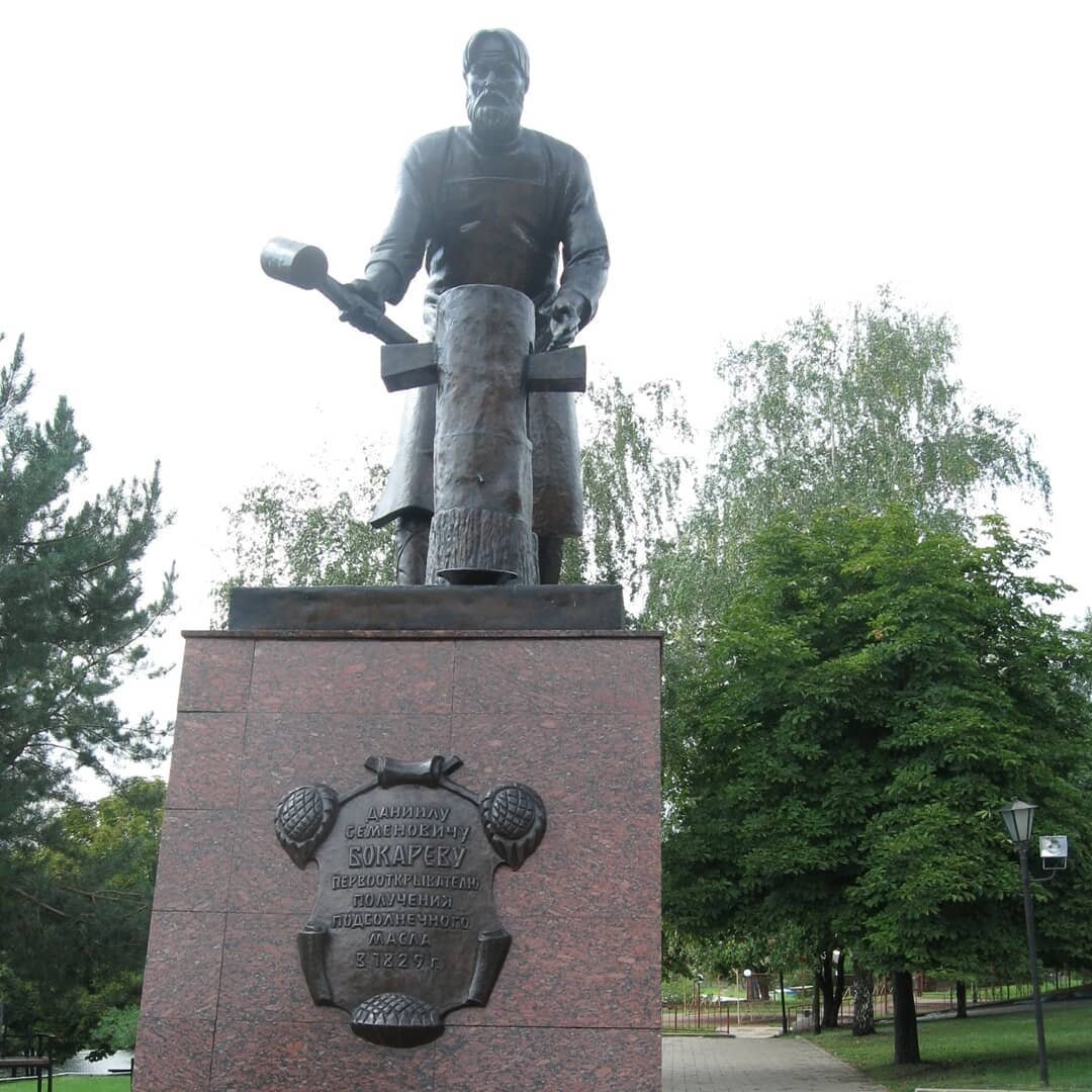 Памятник Д. Бокареву в городе Алексеевка