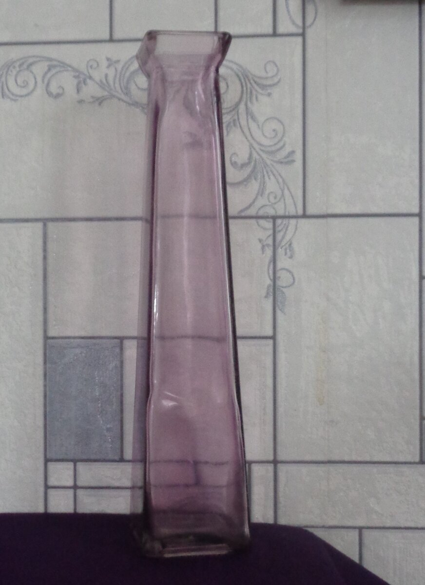 Простенькая вазочка из сиреневого стекла.