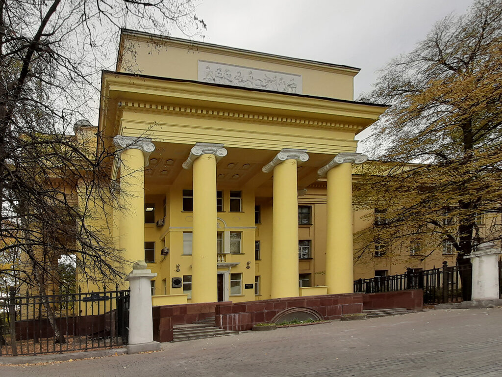 Так мог бы выглядеть в альтернативной вселенной институт, в котором работает наш главный герой, Роман Покровский