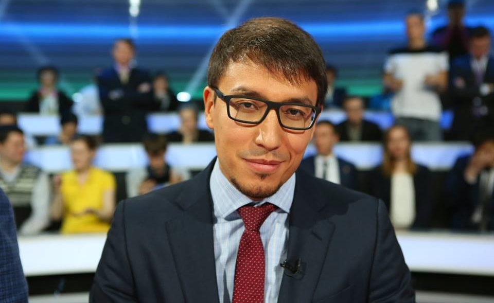 Какая семья у политолога Дмитрия Абзалова, кто его родители, есть ли жена и дети