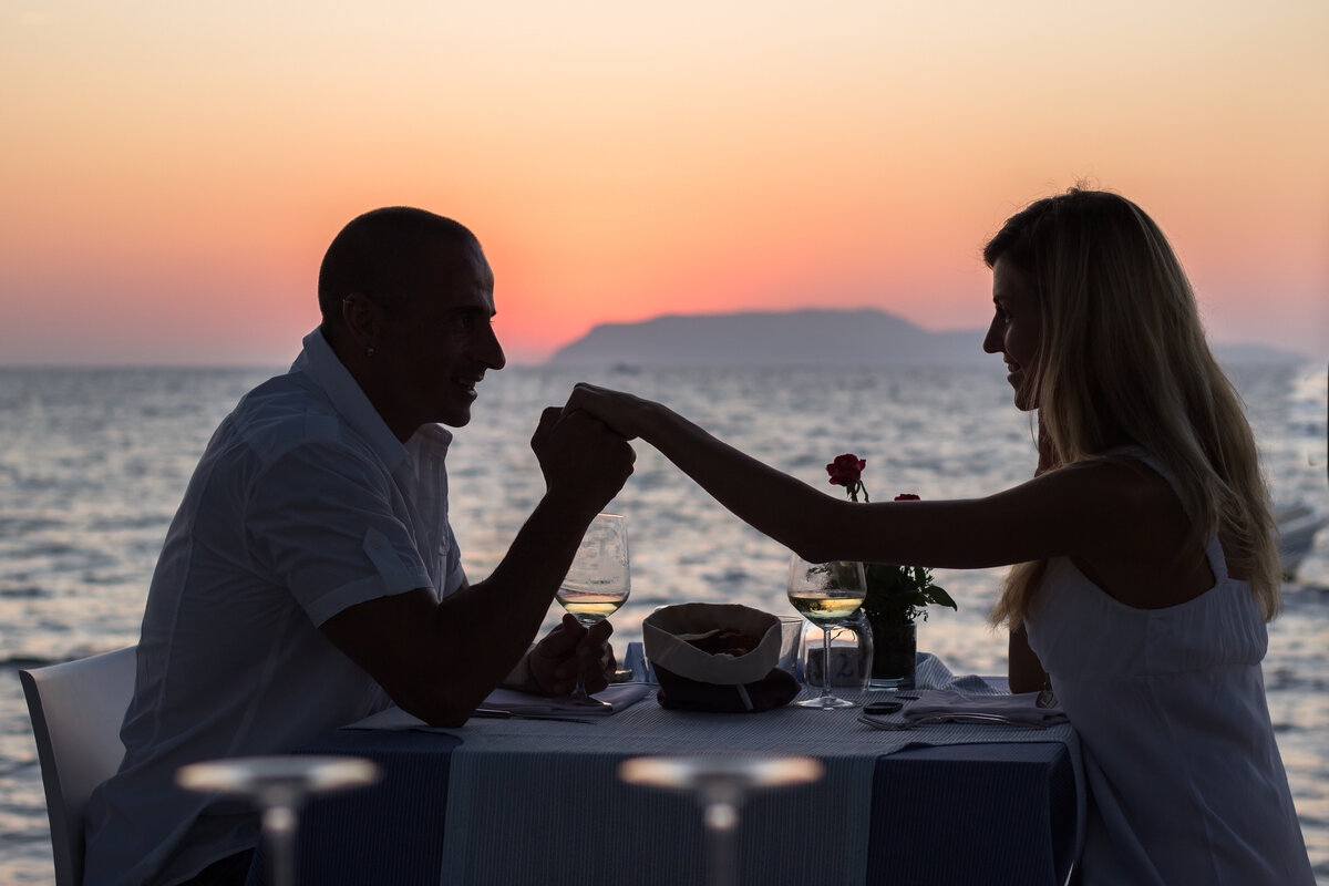 Ресторан мужчина и женщина море. Пара в ресторане у моря. Пара в кафе на море. Ужин на море. Возле стола представлявшего сильно уменьшенную