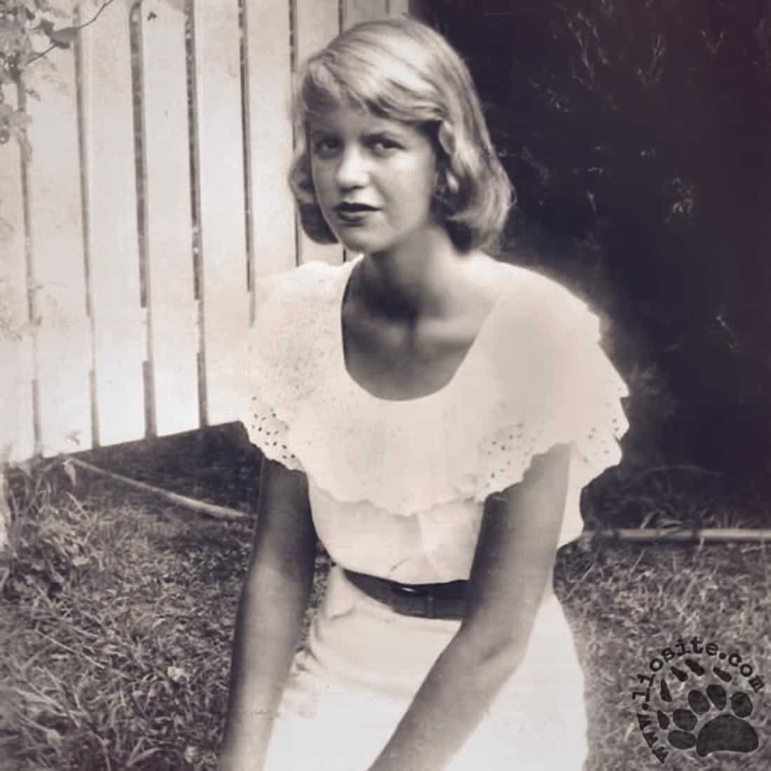 Сильвия Плат (27 октября 1932 - 11 февраля 1963). Фото с сайта https://liosite.com/poesie/sylvia-plath-elm/