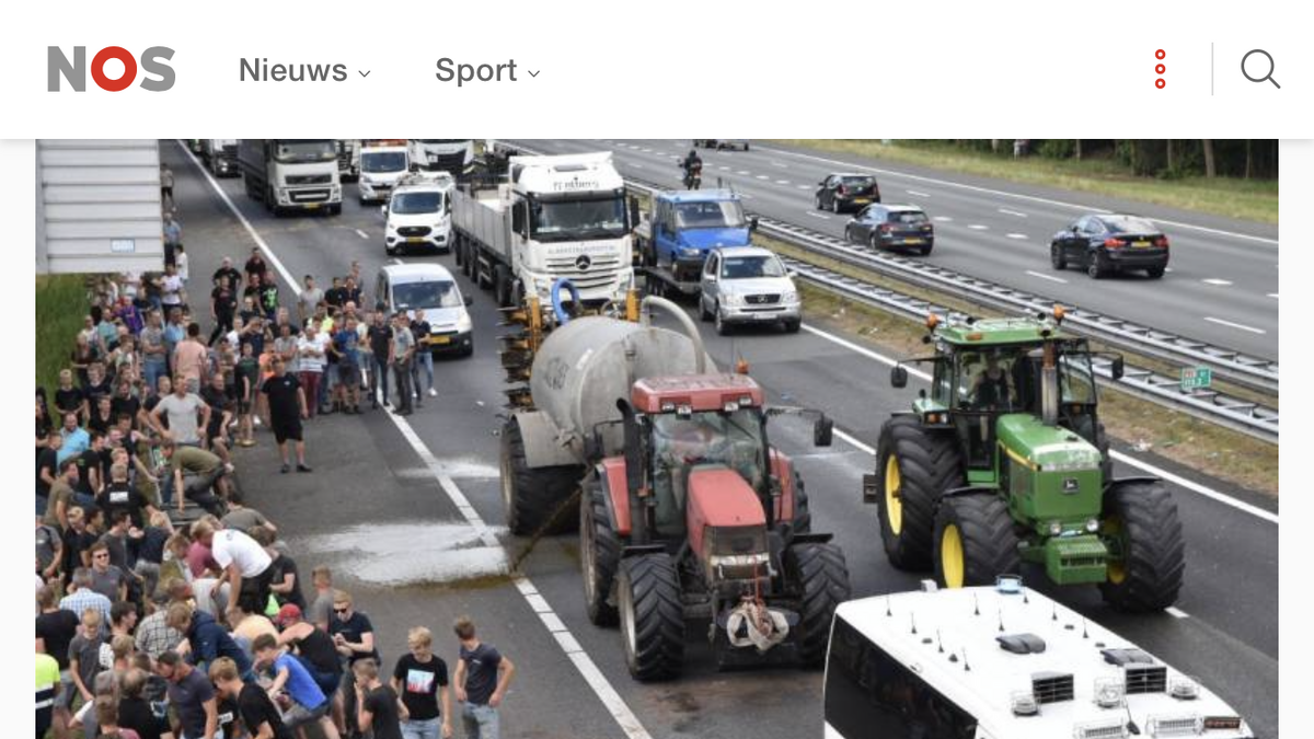 Фермеры бастуют в нидерландах. Протесты фермеров в нидерландах. Протесты в польше забросали яйцами. Забастовка фермеров в голландии. Забастовка фермеров в нидерландах.