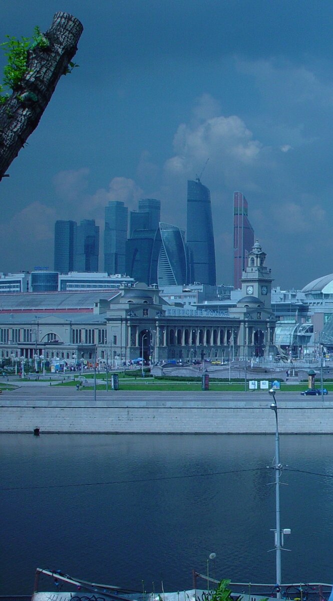 Вид с Ростовской набережной на Киевский вокзал и Москва-Сити ("Око Саурона"). Фото не панорамное, поскольку снимал лично не панораму, а человека на фоне (в 2016-м году). Человека вырезал, осталось то, что осталось.