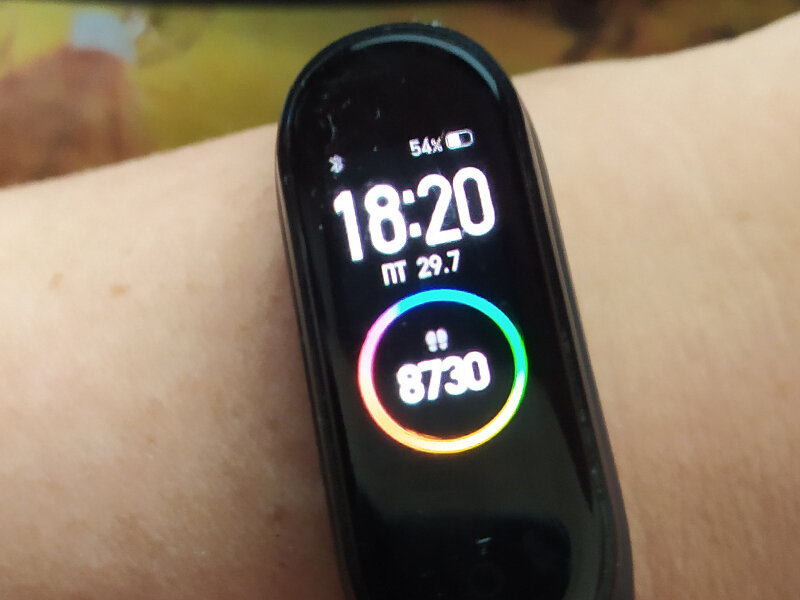 Данные о текущем времени и пройденных шагах на моем фитнес-браслете / фото автора 