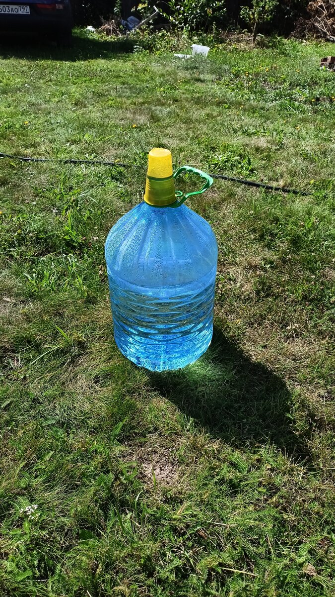 Греем водичку на солнце для мытья..