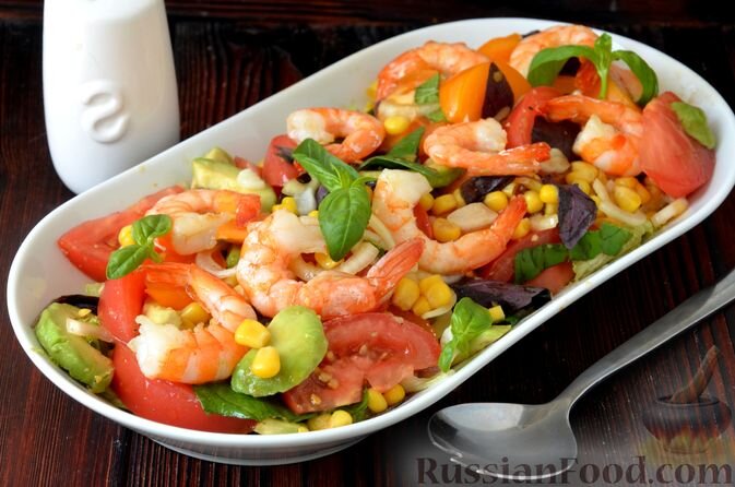 помидоры, авокадо, креветки, кукуруза консервированная, лук репчатый, уксус, сахар, зелень базилика, масло оливковое, соус соевый, сок лимона, соль, перец чёрный молотый