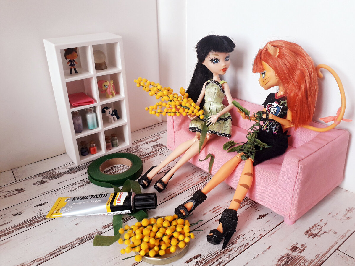 Наши первые веточки мимозы из детского зефирного пластилина и первые слезы из за непослушной тейп-ленты. Март 2022 года.