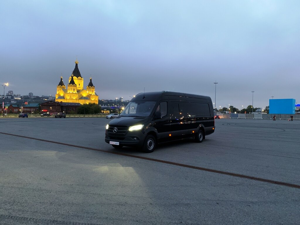 Грузопассажирский Мерседес Спринтер рядом с Собором Александра Невского