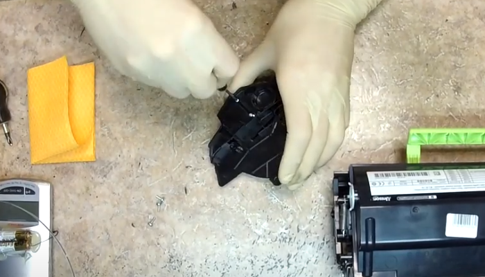 Фото 17. Поддеваем острым предметом пробку