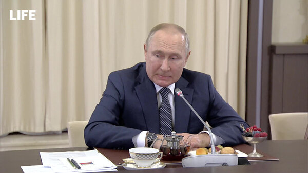 Путин заявил, что лично разделяет боль матерей, потерявших сыновей в ходе СВО. Видео © LIFE