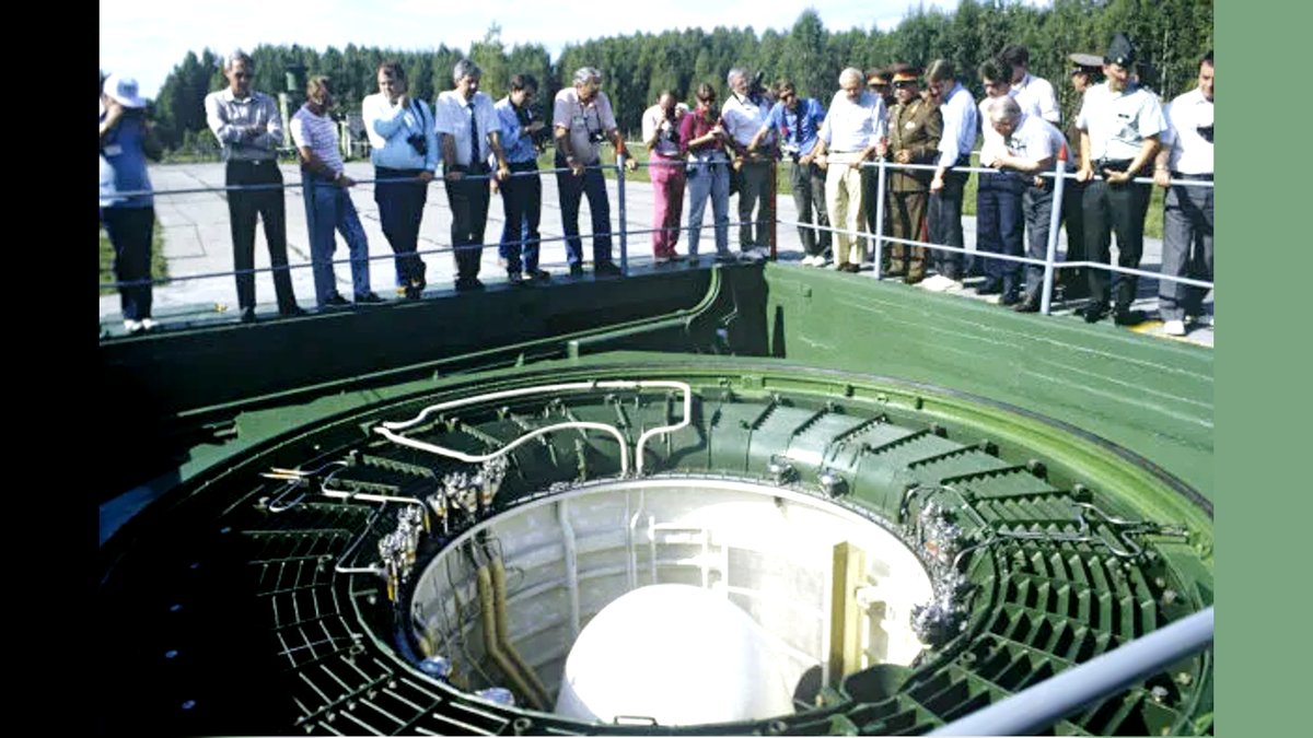 Инспекция готовой к запуску ракеты из шахты.