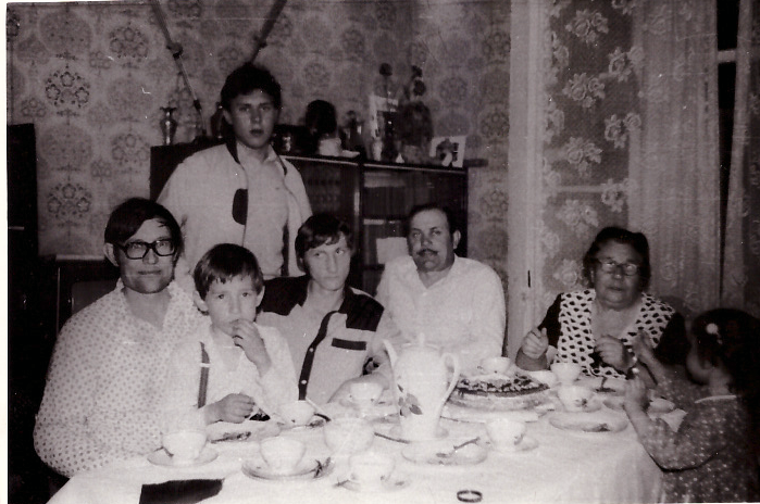 Слева направо: Дядя Жора с сыном Олегом, стоит Сергей Глухов, сидит Игорь (Герман), с усиками - мой папа Валерий Васильевич, во главе стола - Анна Кирилловна, справа - Маша, моя сестра, дочь дяди Жоры. Анна Кирилловна всегда садилась во главе стола. На стол никогда сама не накрывала и не убирала, вела торжества, говорила тосты и рассказывала байки или обсуждала политику.
