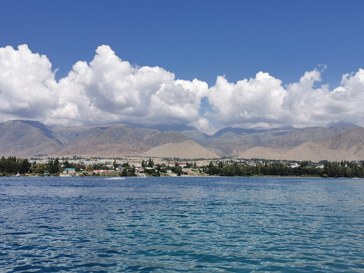 Вид на горы Тянь-Шань, г. Чолпон-Ата и озеро Иссык-Куль.