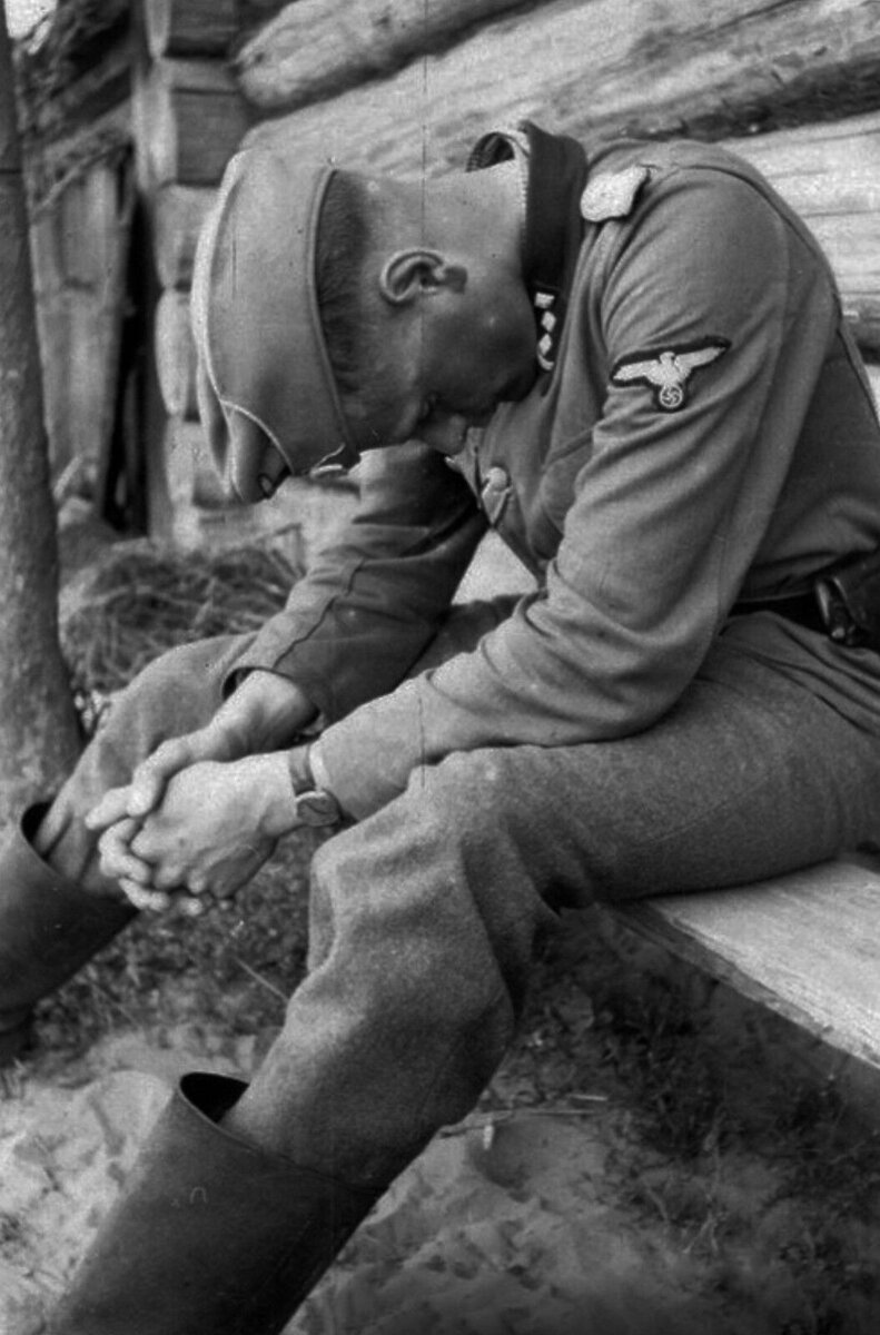 Уставшим от войны. Плачущий солдат вермахта. Немецкий солдат плачет. Спящие немецкие солдаты. Грустный немецкий солдат.