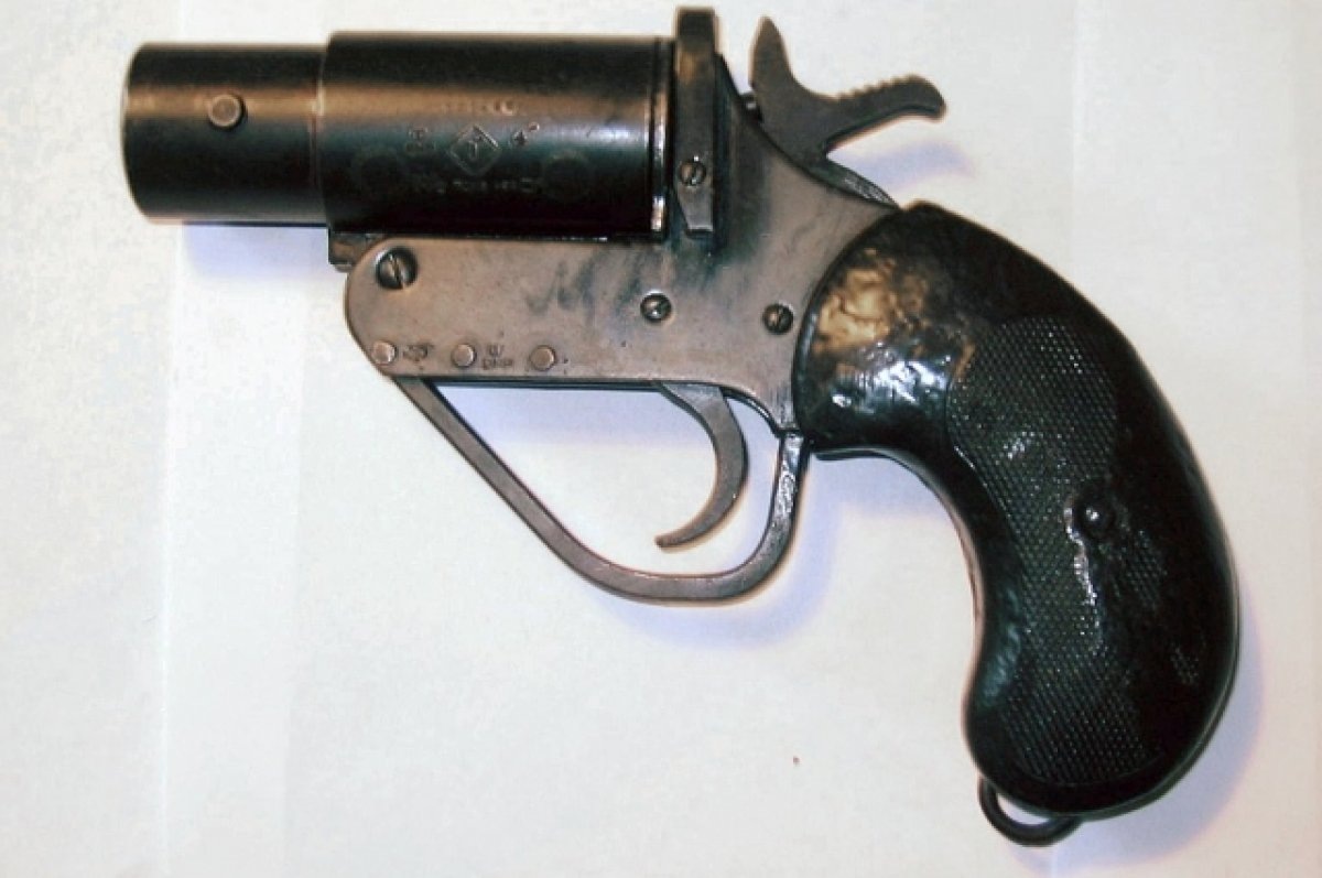    В Калининграде женщина угрожала двум девушкам сигнальным пистолетом