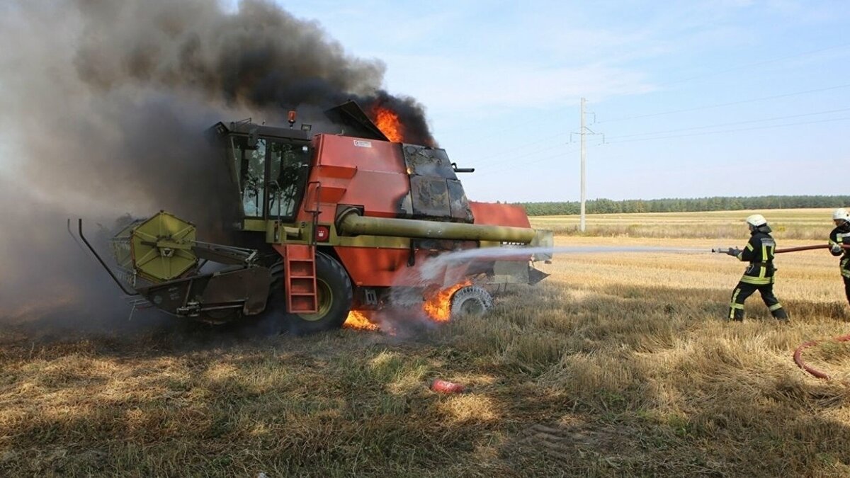     Недалеко от села Алексеевского Ставропольского края загорелся трактор, сообщает Противопожарная и аварийно-спасательная служба региона.