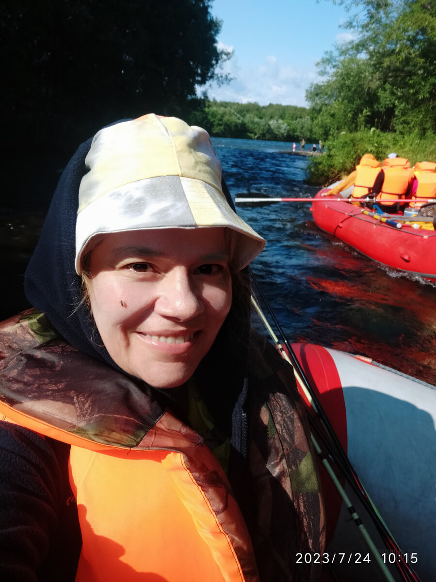 На щеке сидит комар