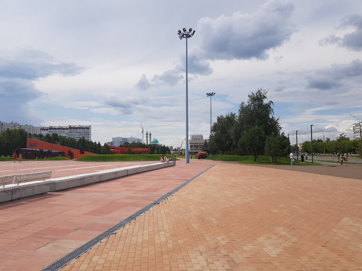 Впереди мэрия города. Набережные Челны 