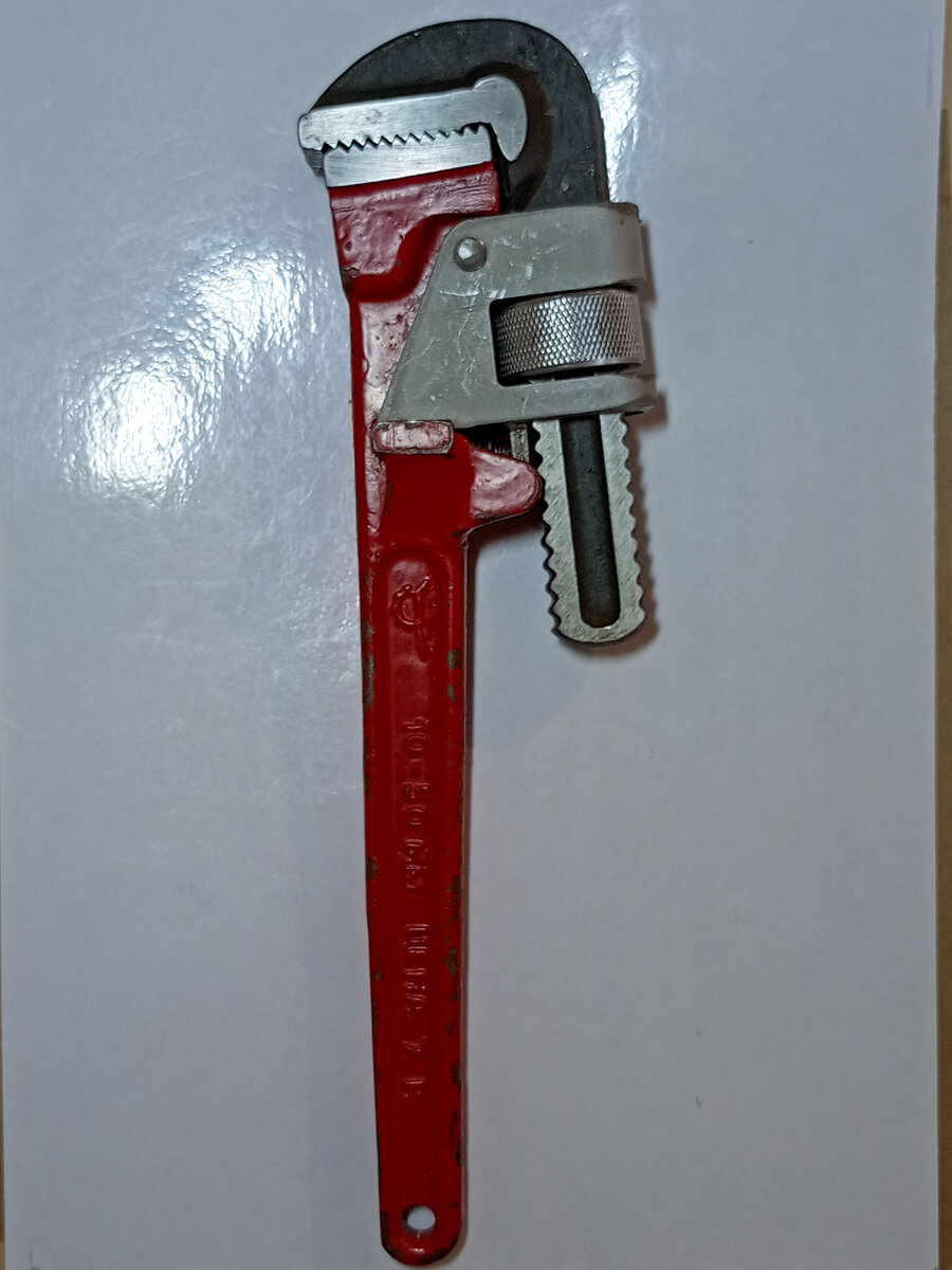 Мощный, тяжёлый ключ, вес - 0,975кг, ширина рабочей части - 25мм.