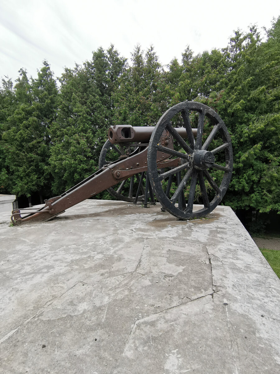 Братская могила русских воинов, погибших в бою с войсками Наполеона в 1812 году