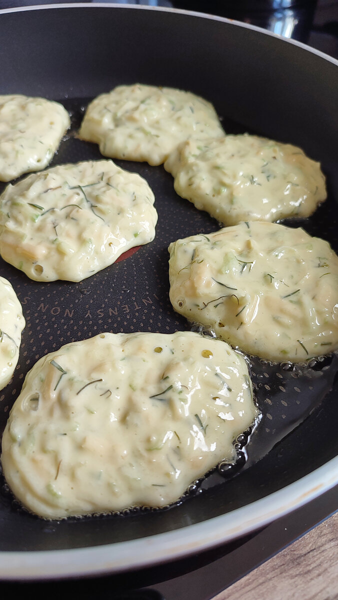 При готовке я оладьи накрываю крышкой, чтобы ускорить процесс