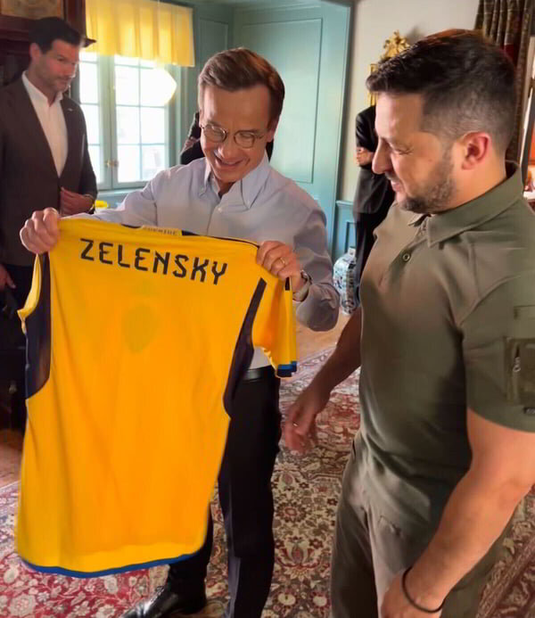    Швеция подарила Зеленскому футболку