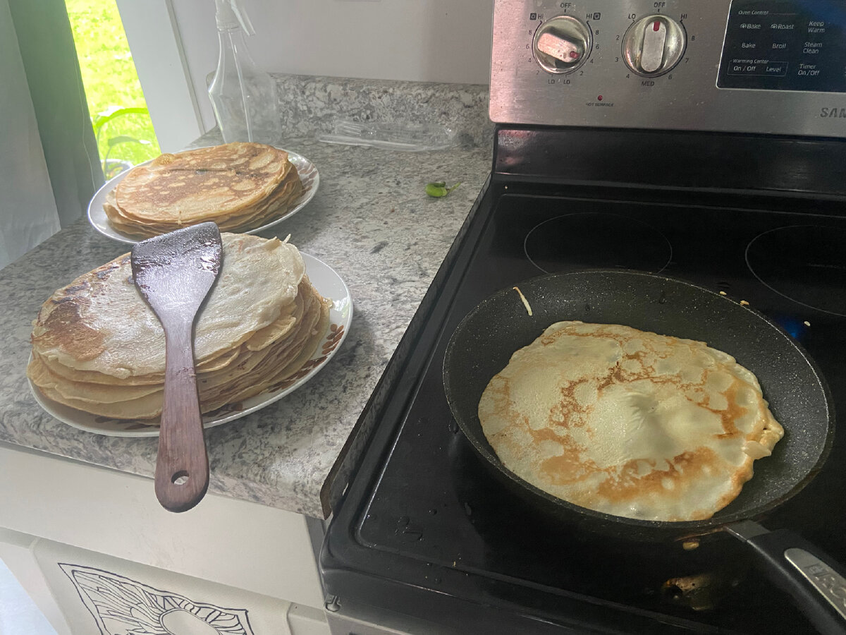 Две горки блинов